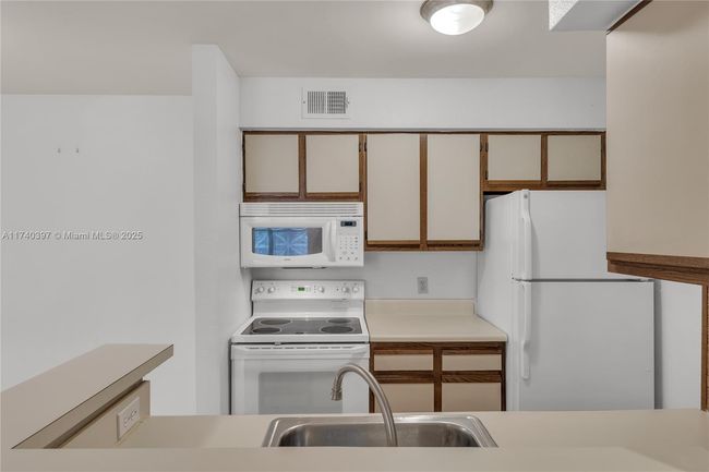 APT-1103 - 2736 University Dr, Condo with 1 bedrooms, 1 bathrooms and null parking in Davie FL | Image 6