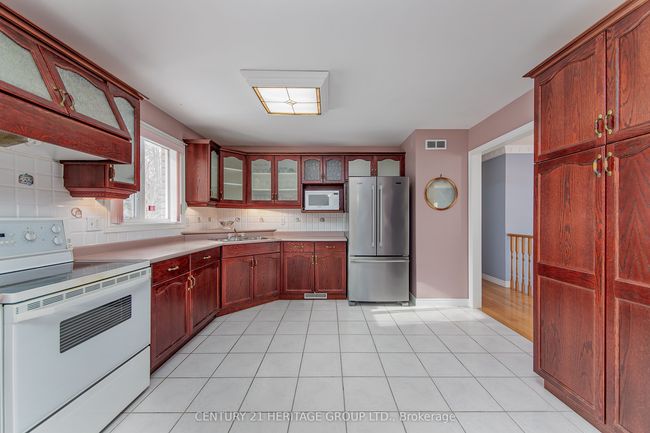 70 Moore Ave, House other with 4 bedrooms, 3 bathrooms and 9 parking in Everett ON | Image 8