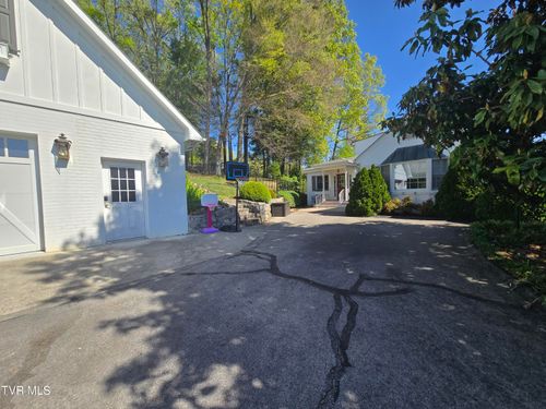 570 Valley Drive, Bristol, VA, 24201 | Card Image