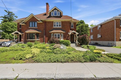 421 Hamilton Ave S, House with 4 bedrooms, 3 bathrooms and 5 parking in Ottawa ON | Card Image
