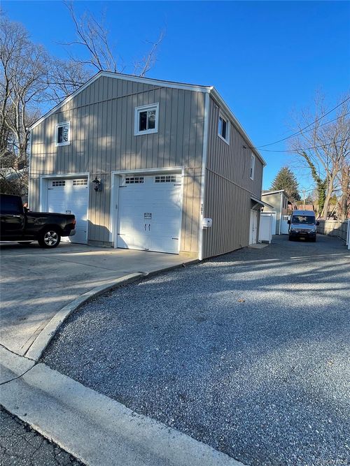 101 Davis St, Locust Valley, NY, 11560-1807 | Card Image