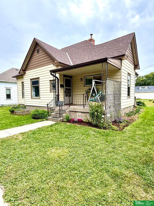 413 N Iowa Ave, York, NE, 68467-3621 | Card Image