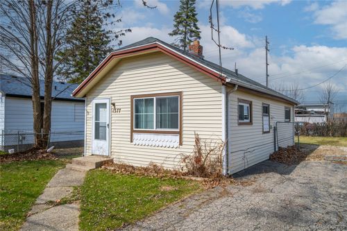 1377 Allen St, Burton, MI, 48529-1203 | Card Image