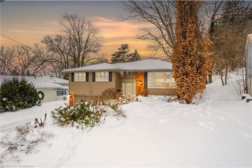 9 Martingrove Dr, Dundas, ON, L9H1T1 | Card Image