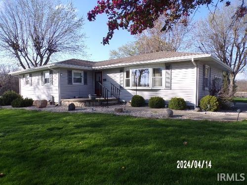 215 W 6th St, Matthews, IN, 46957-1204 | Card Image