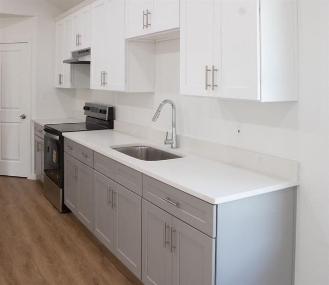 Kitchen with quartz countertops | Image 5