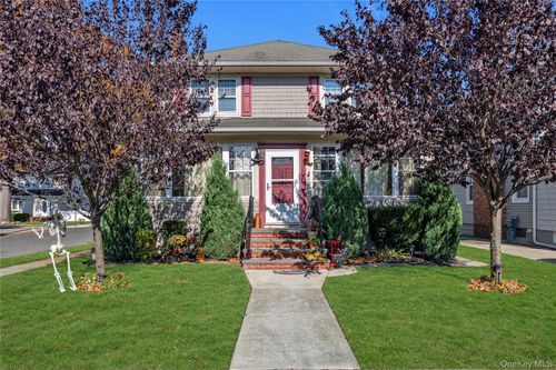 127 Smith St, Lynbrook, NY, 11563-1527 | Card Image