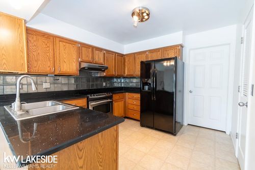 45297 Universal Ct, Shelby Township, MI, 48317-4943 | Card Image