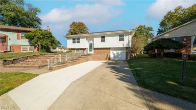 Bi-level home with a garage and a front yard | Image 2