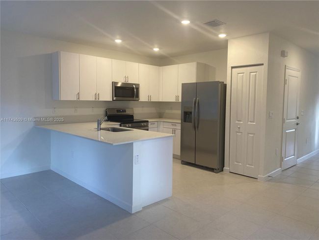 5195 Sw 37 Th St, Townhouse with 3 bedrooms, 3 bathrooms and null parking in West Park FL | Image 6