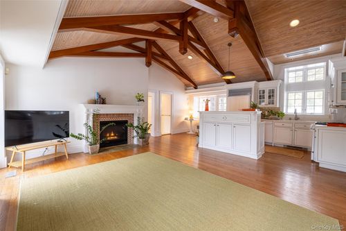 37 Bisbee Ln, Bedford Hills, NY, 10507-2205 | Card Image