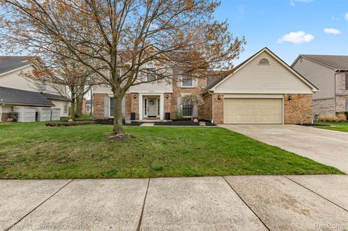 19320 Southampton Dr, Livonia, MI, 48152-4106 | Card Image