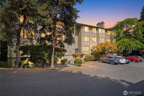 202-9512 1st Ave Ne, Seattle, WA, 98115-2018 | Card Image