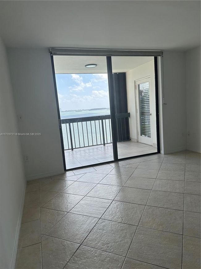 APT-1607 - 2333 Brickell Ave, Condo with 2 bedrooms, 2 bathrooms and null parking in Miami FL | Image 6