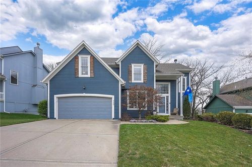 989 S Clearwater Creek Dr, Olathe, KS, 66061-5261 | Card Image