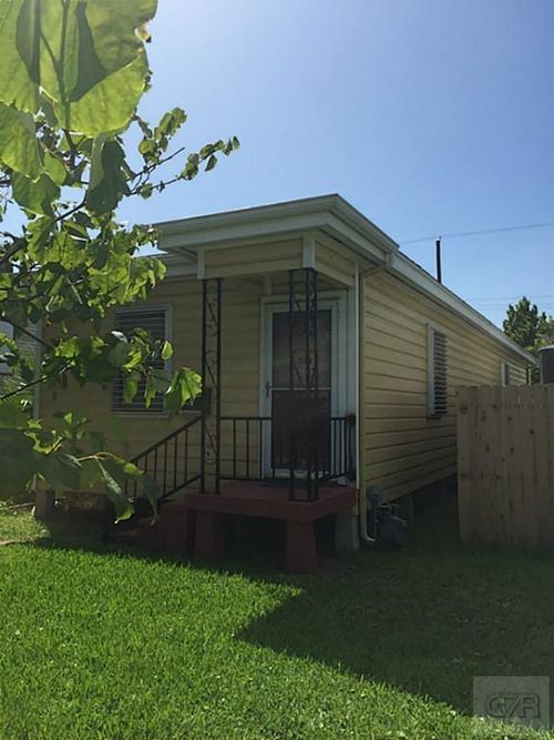 723 Winnie St, Galveston, TX, 77550-5233 | Card Image