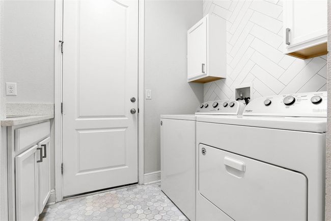 Fresh and modern laundry room. | Image 48