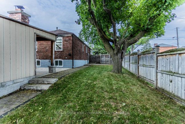 38 Montcalm Ave, House other with 2 bedrooms, 2 bathrooms and 4 parking in York ON | Image 25