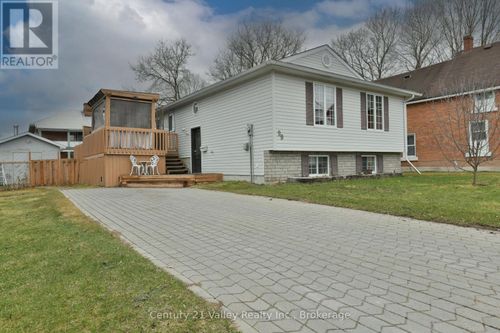 99 Queen St N, Renfrew, ON, K7V2A4 | Card Image