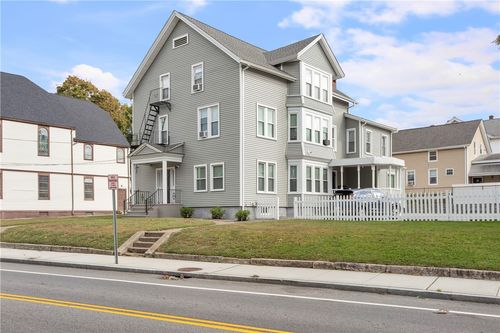471 Broad St, Cumberland, RI, 02864-7823 | Card Image