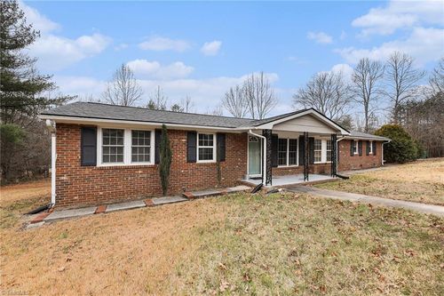 223 W Matthews St, Stoneville, NC, 27048-8554 | Card Image
