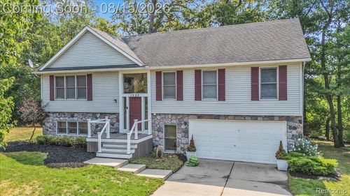 1522 Oregon Ct, Waterford, MI, 48327-3368 | Card Image