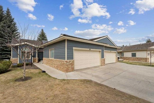 89 Shawnee Rise Sw, Home with 3 bedrooms, 3 bathrooms and 4 parking in Calgary AB | Image 1