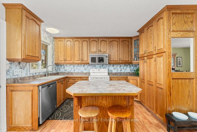91 Santas Village Rd, House other with 4 bedrooms, 2 bathrooms and 7 parking in Bracebridge ON | Image 9