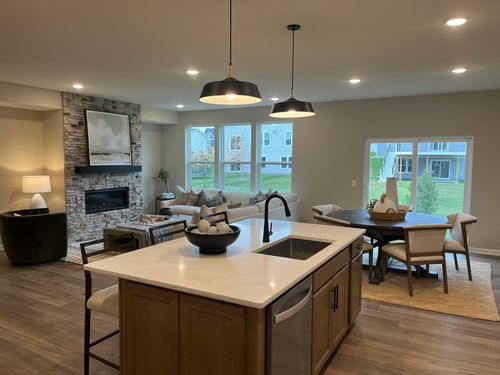 10374 Mcgregor Blvd, Woodbury, MN, 55129-5738 | Card Image