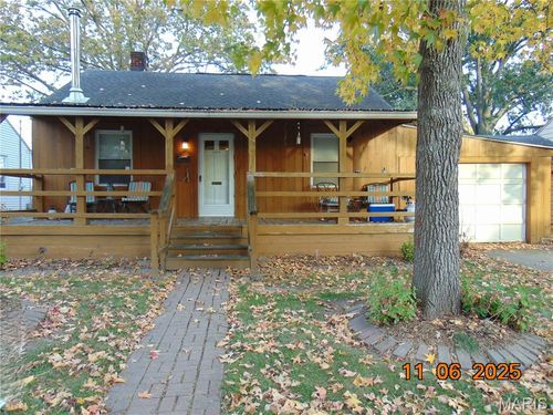 215 Doerr St, Roxana, IL, 62084-1111 | Card Image