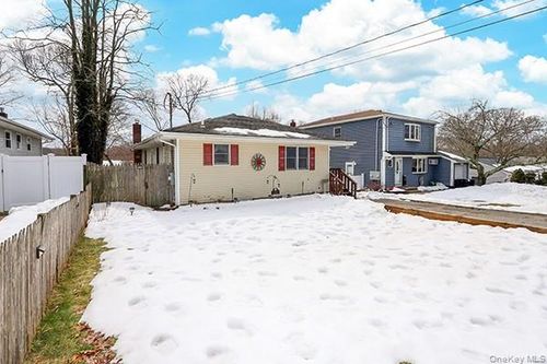 6 Oakdale Ave, Selden, NY, 11784-3016 | Card Image