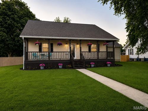 105 E Elm St, Gillespie, IL, 62033-1431 | Card Image