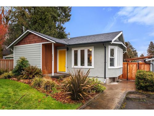 2840 Se Roswell St, Milwaukie, OR, 97222-6483 | Card Image