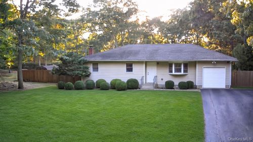 531 Brookhaven Ave, Flanders, NY, 11901-5108 | Card Image