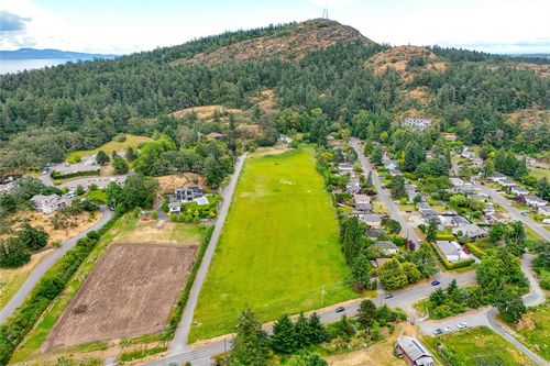 4525 Blenkinsop Rd, Saanich, BC, V8X2C7 | Card Image