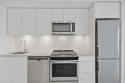 215e-8868 Yonge St, Richmond Hill, ON, L4C1Z8 | Card Image