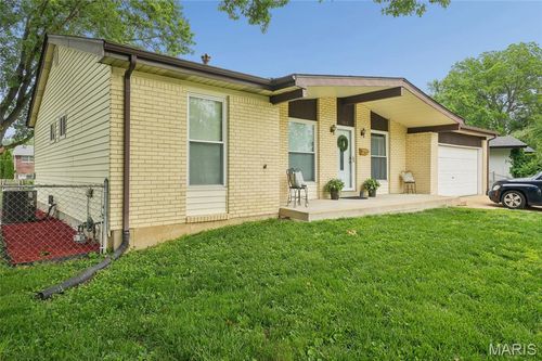 7400 Town And Country Pl, Hazelwood, MO, 63042-1910 | Card Image