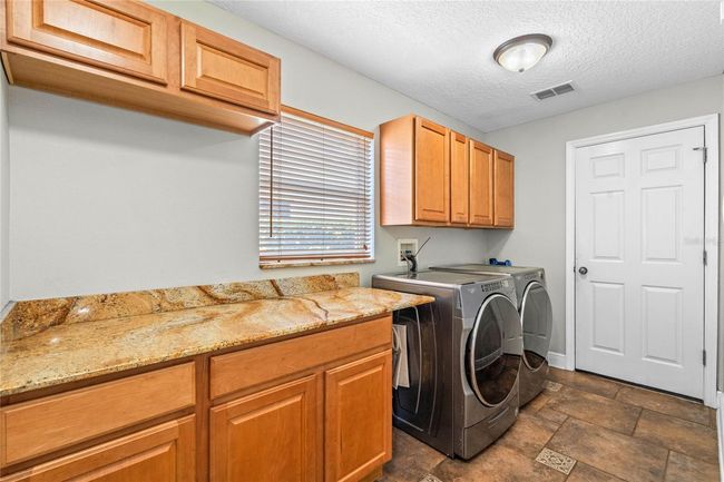 1st Level 1/2 Bathroom | Image 15