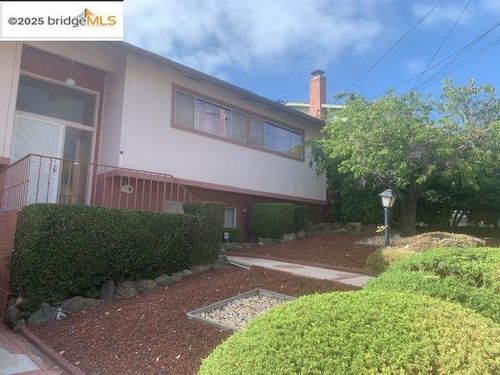 25 Woodcliff Ct, Oakland, CA, 94605-5331 | Card Image