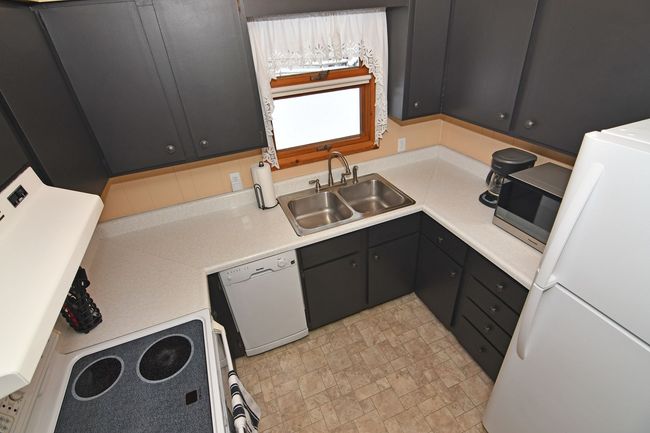 Kitchen with Appliances | Image 27