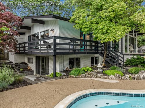 6895 Cedarbrook Dr, Bloomfield Hills, MI, 48301-3018 | Card Image