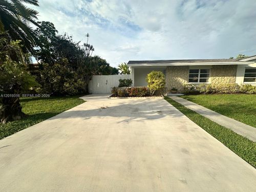 3245 Village Green Dr, Miami, FL, 33175-3148 | Card Image