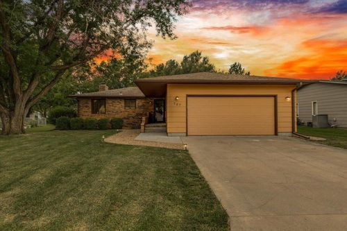 727 Crescent, Hesston, KS, 67062 | Card Image