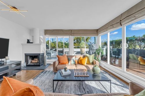 2243 Oak St, Vancouver, BC, V6H3W6 | Card Image