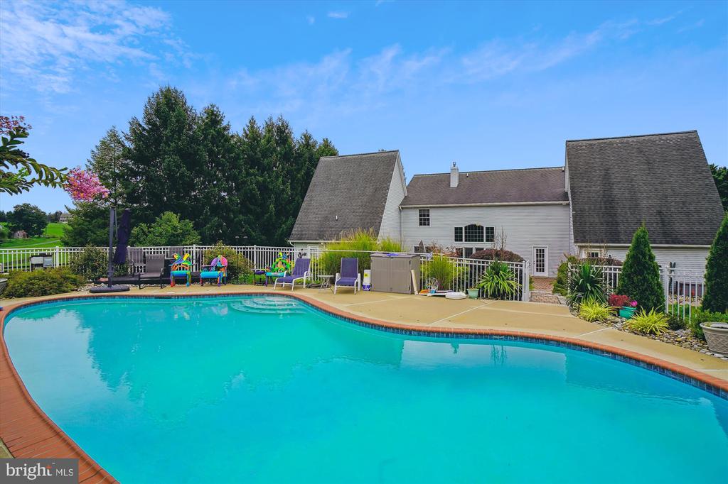 Reams Dr, Westminster, MD 21158