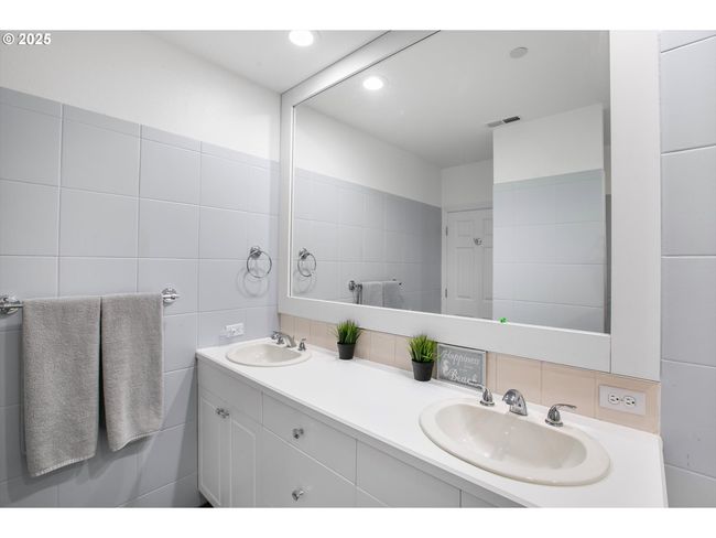 5852 Sw Cupola Dr, Condo with 2 bedrooms, 2 bathrooms and 1 parking in South Beach OR | Image 16