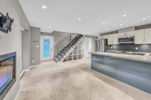 439X W 3rd Ave, Vancouver, BC, V6R1M6 | Card Image