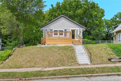 4526 Park Ave, Kansas City, MO, 64130-1858 | Card Image