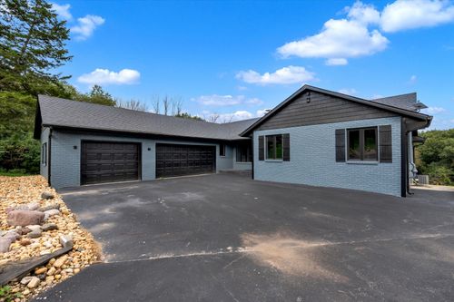 11700 61st Avenue Pl, Blue Grass, IA, 52726-9102 | Card Image