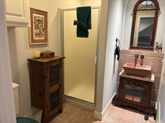Guest bathroom upstairs | Image 41